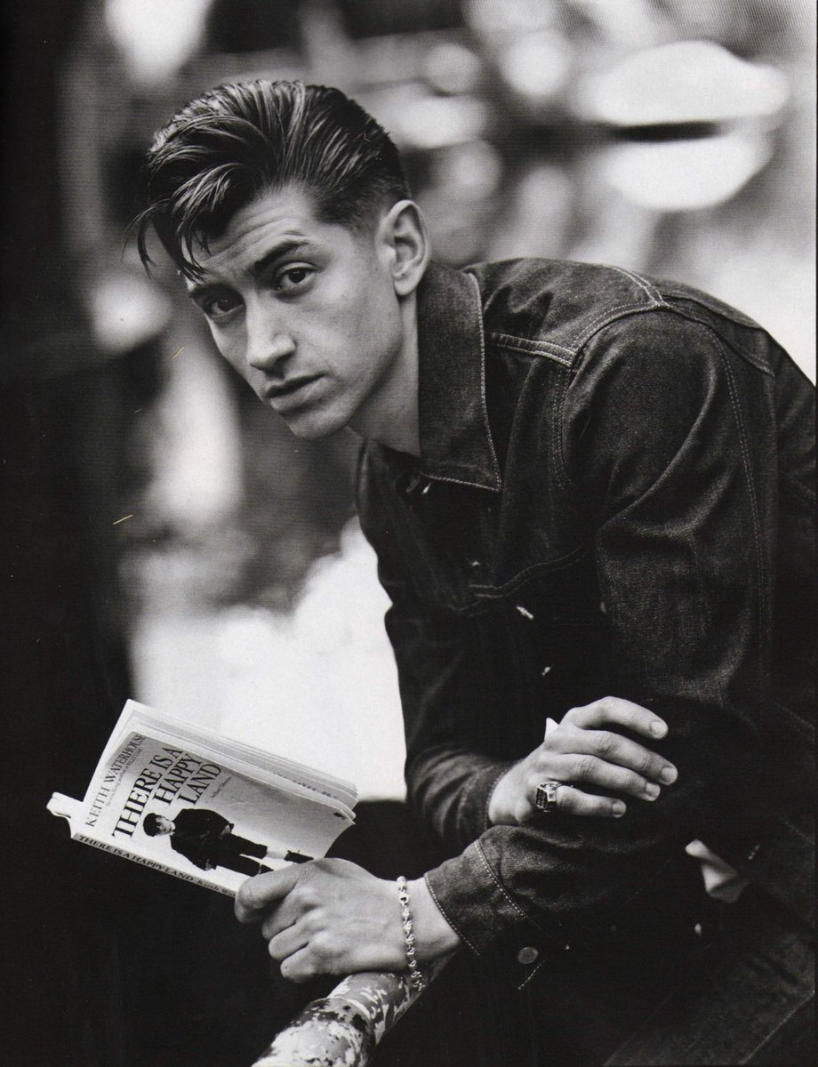 RatioMonkeys's tweet image. #DiaDelLibro 

Alex Turner, como es de esperarse, es un gran fanático de la lectura. Muchos de los libros que leyó lo influyeron enormemente, inspirándolo a escribir varias de sus mejores canciones e incluso discos completos.