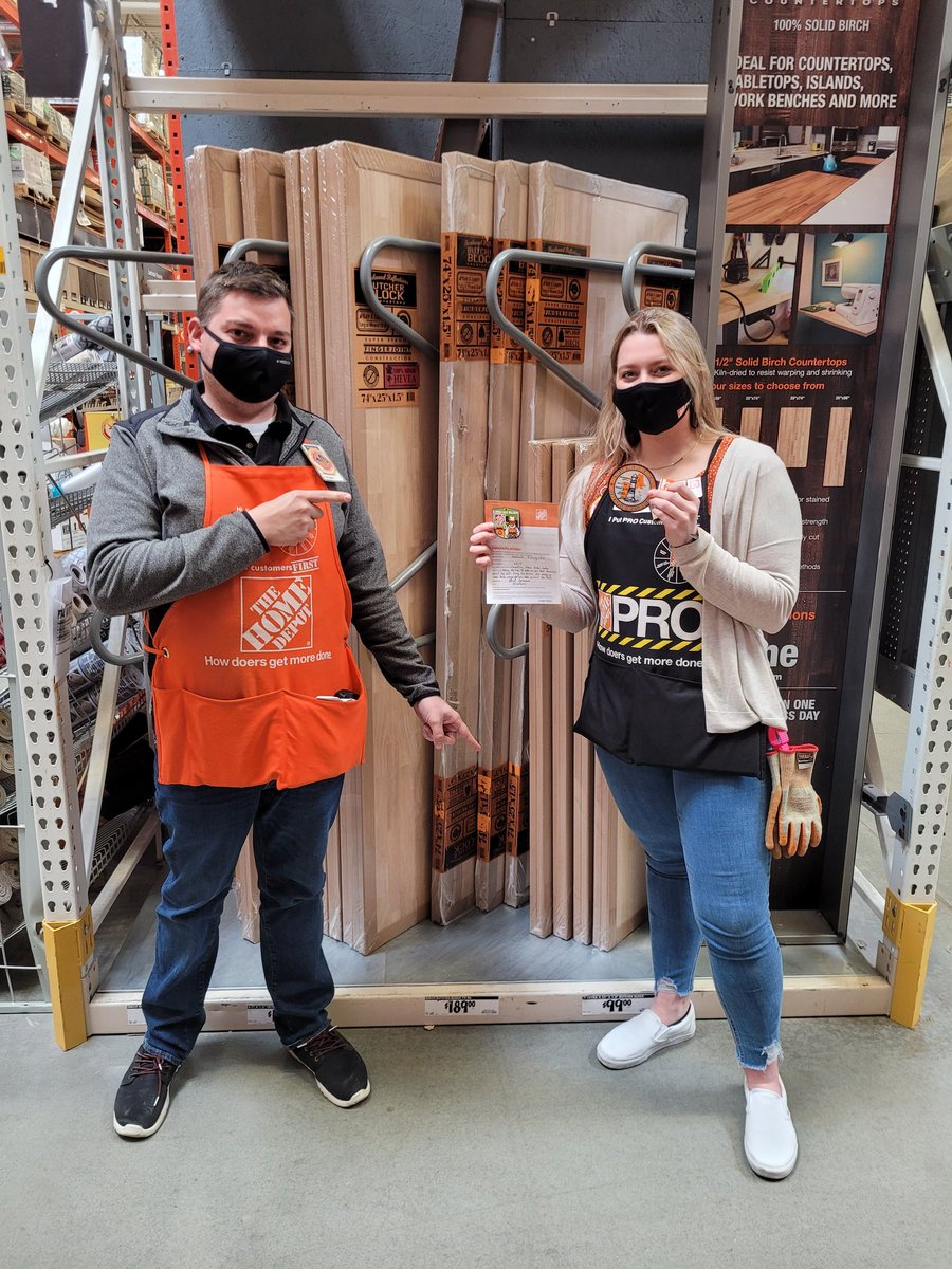 Specialty ASM Chris giving Pro DS Hannah a homer . Thank you for being someone who helps out no matter what the situation, always having a smile, and making any store/department you touch better! Thank you for all you do! #D100
#GET #NewEngland #Pro #Specialty #HomerAwards #Value