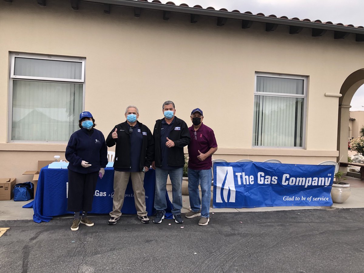 robertc65432324's tweet photo. #SoCalGas RPA and #Irwindale city council and Asm. Blanca Rubios’s field rep. distributing food and gift cards to local eateries  to families from Duarte and Irwindale as part of @SoCalGas Fueling Our Communities effort! https://t.co/UgvgLiq3R0