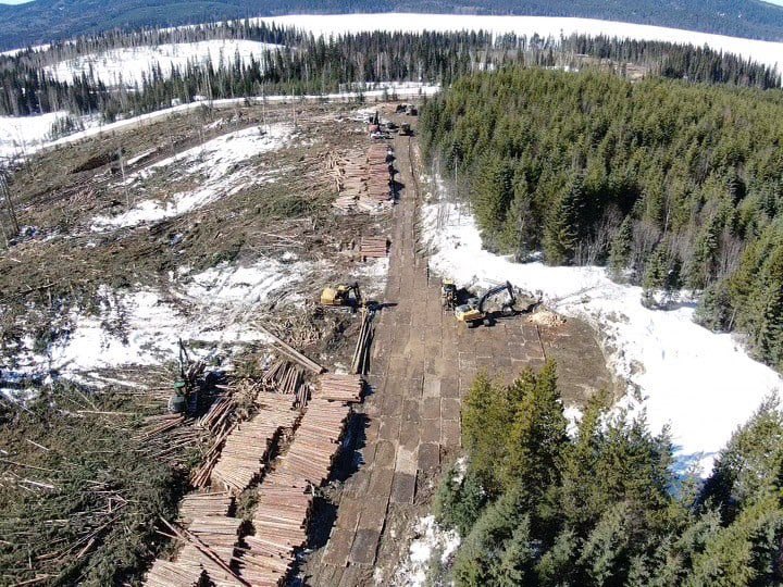 NorthMatBridge's tweet image. Tired of pounding your logging trucks through soft FSR’s? Use access matting to help you get your timber out of the bush.