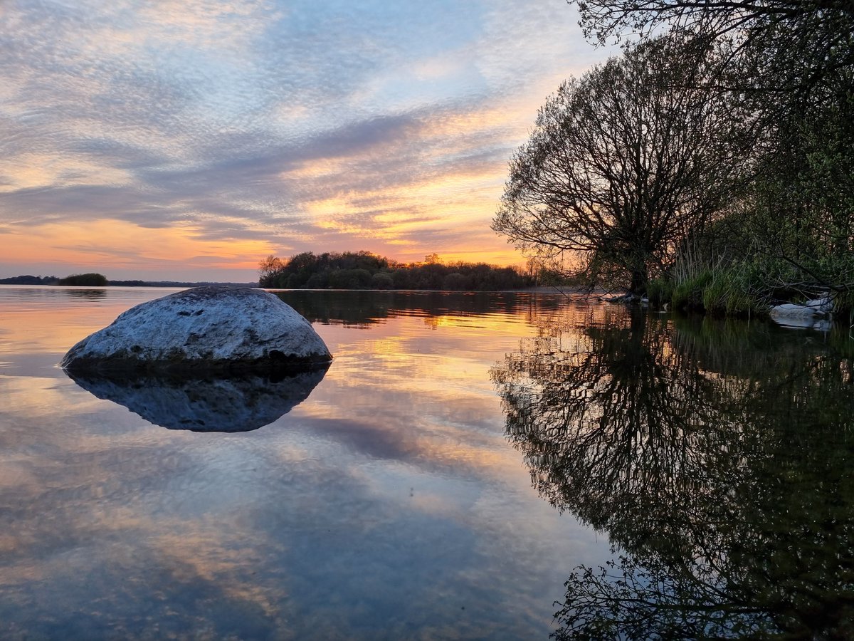 ursuchastarla's tweet photo. Sunset stroll, beautiful evening.

#LoughEnnell #Westmeath #Mullingar 

@Mullingar_ie https://t.co/5i54z6yUKL