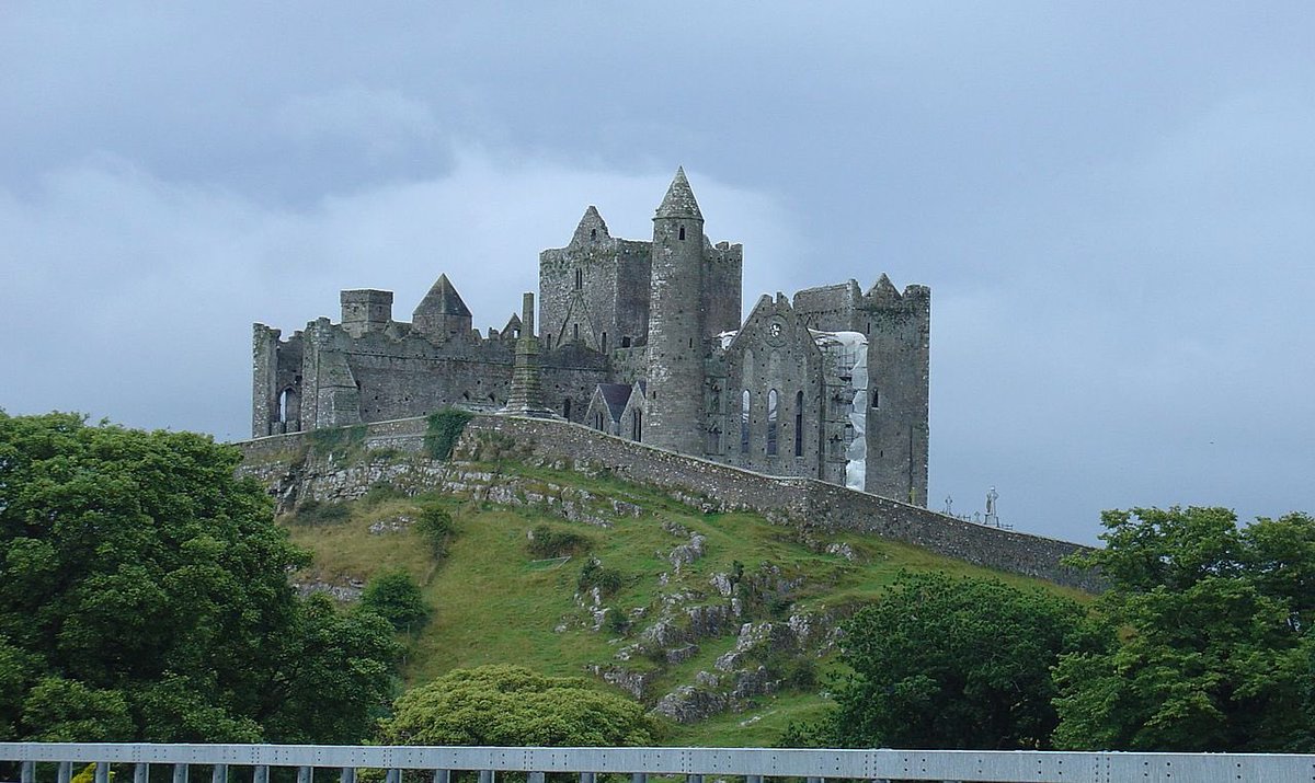 4) By the time Cennétig died c951, 4 of his sons had perished in battle. His successor Lachtna would fall in battle 2 years later and was succeeded by his more successful brother Mathgamain who rose to the Kingship of Munster, traditionally installed at Cashel