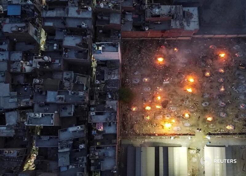 SyedUmairIrfan's tweet photo. Funeral pyres burn in a mass cremation in New Delhi, as India faces deluge of COVID-19 deaths. 

📷 @dansiddiqui

 #PakistanstandswithIndia https://t.co/mVEdApraS0