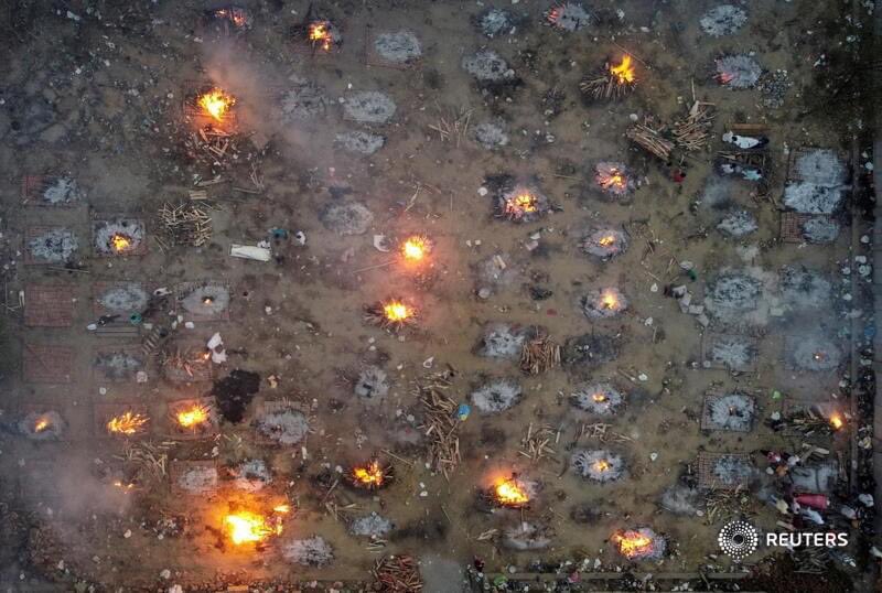 SyedUmairIrfan's tweet photo. Funeral pyres burn in a mass cremation in New Delhi, as India faces deluge of COVID-19 deaths. 

📷 @dansiddiqui

 #PakistanstandswithIndia https://t.co/mVEdApraS0
