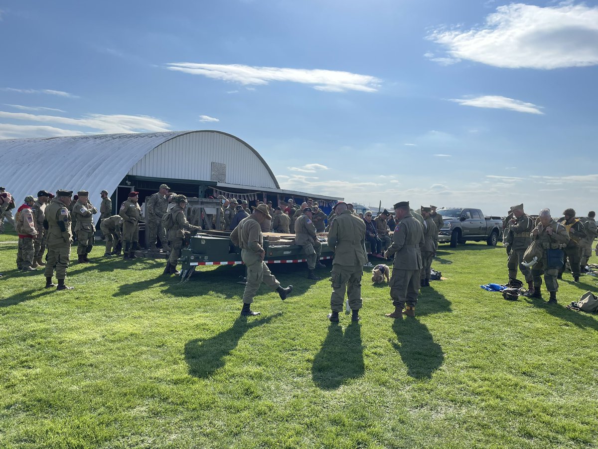 julieinthesky's tweet photo. Getting ready for tomorrow at the DZ... #avgeeks #c47s #paratroopers https://t.co/oWQrd0oDH9