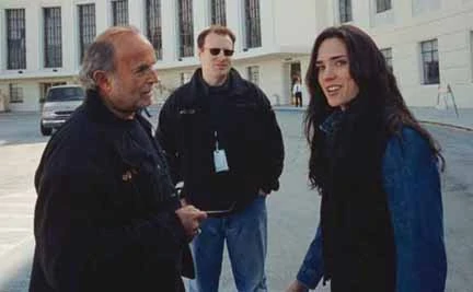 8/ Feige's work on X-MEN impressed Arad. He quickly hired Feige as a producer for Marvel Entertainment. Feige would be credited as a co-producer or exec. producer on films featuring Marvel characters from 2003-2007. (this pic features them w/ Jennifer Connelly during HULK)