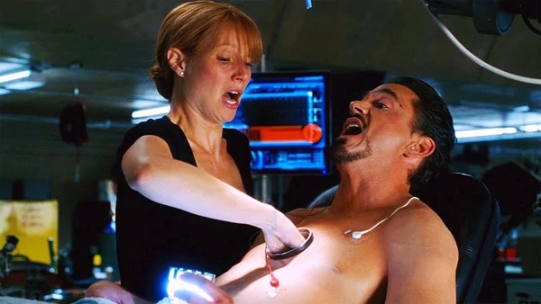 13/ One example is this scene from IRON MAN.Originally, Tony was supposed to replace his pacemaker in a CGI sequence with robot arms performing surgery. The team couldn't afford the CGI here, so director Jon Favreau, Downey and Paltrow went with Pepper replacing it instead.