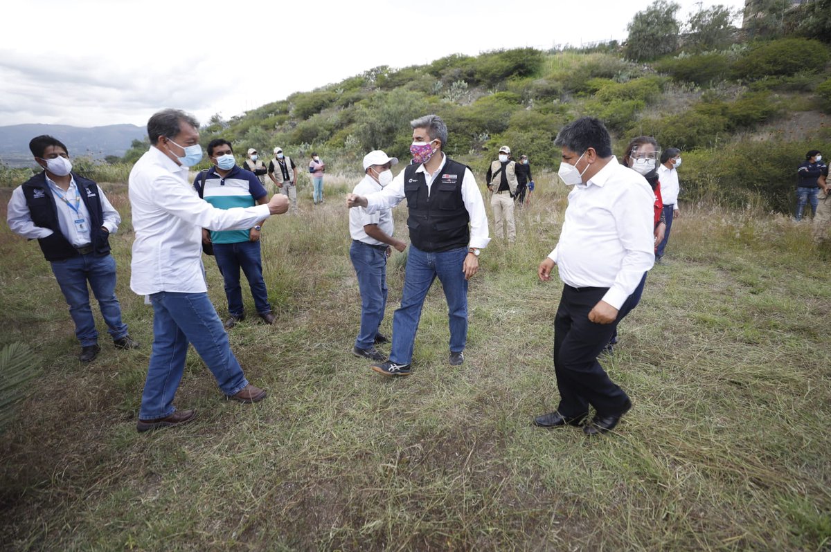 MinCulturaPe's tweet photo. Continuando con la jornada de trabajo, el ministro de Cultura realizó una visita de reconocimiento al Santuario de Memoria de La Hoyada, junto al titular del @MinjusDH_Peru, autoridades locales y representantes de la @ANFASEP. https://t.co/PwVkuE9Ogt