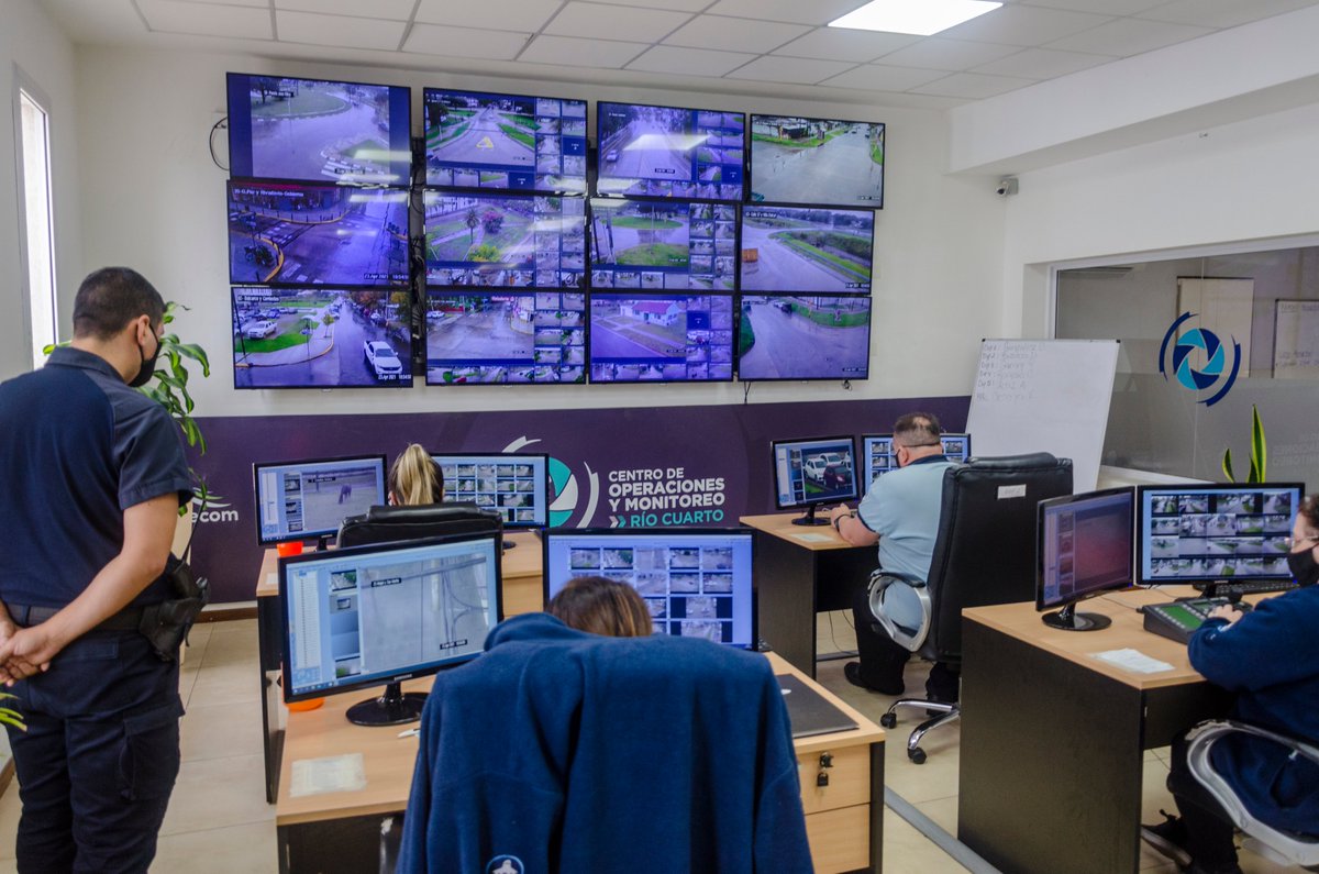 jmllamosas's tweet photo. Sumamos 14 nuevos domos, y ya son más de 100 cámaras que permiten disuadir, accionar y prevenir el delito en la ciudad. La Central de Monitoreo es una política de estado de nuestra gestión, donde trabajamos articuladamente con la Policia de la Provincia. https://t.co/eOZUMW9Lus