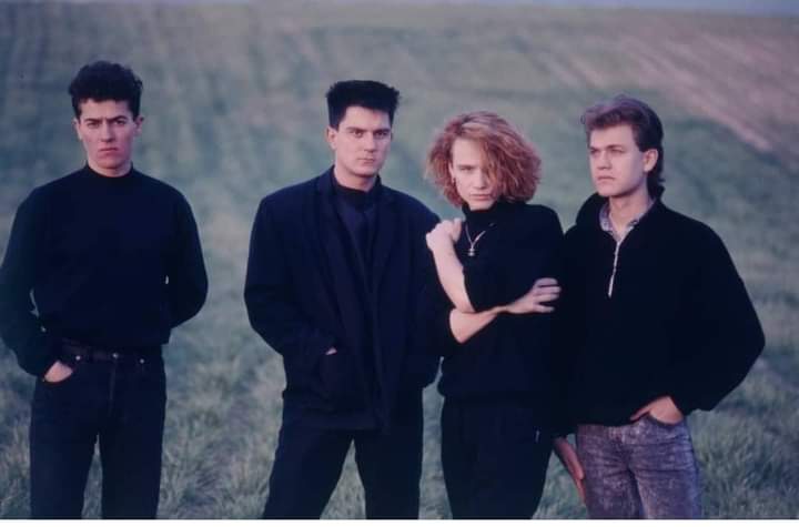 HdS__Oficial's tweet image. Muchas gracias a todos por las muestras de cariño mostradas con motivo del lanzamiento de nuestro documental en @NetflixES 
Es impresionante que nos recordéis de esta manera después de tantos años sin hacer música.
#HeroesdelSilencio #Juan #Pedro #Joaquin #Enrique @WarnerMusicES