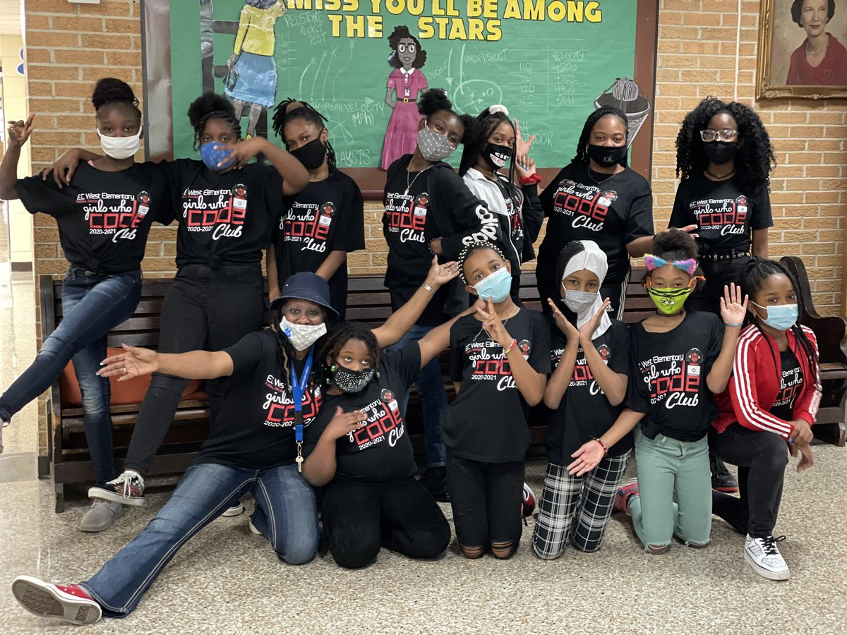 SmithTeaches2's tweet image. Twitter Family!!! Y’all watch out for our Girls Who Code!!! Love these girls ❤️🖤!! #TechLadies #TheyBringMeJoy😌 Mini @FCSVanguard members in the making 😂