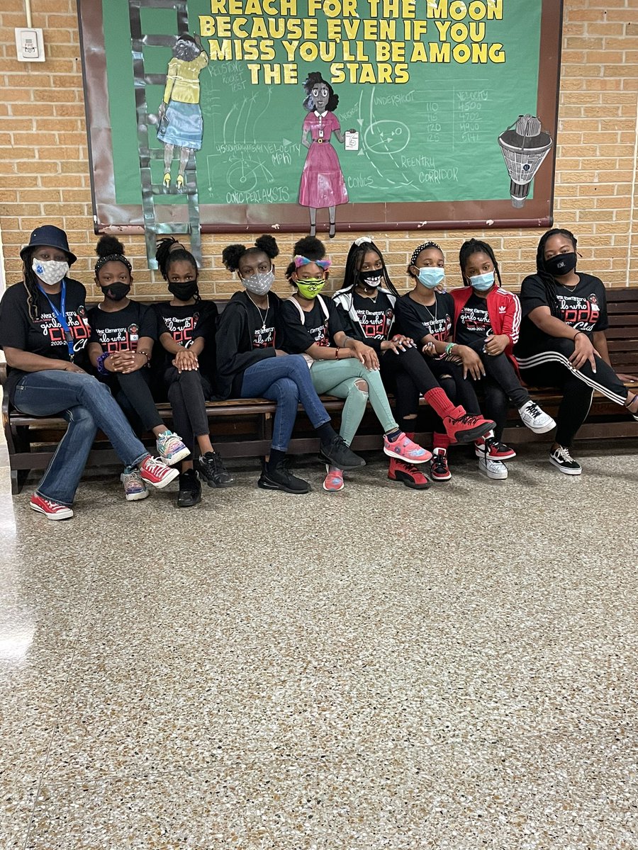 SmithTeaches2's tweet image. Twitter Family!!! Y’all watch out for our Girls Who Code!!! Love these girls ❤️🖤!! #TechLadies #TheyBringMeJoy😌 Mini @FCSVanguard members in the making 😂