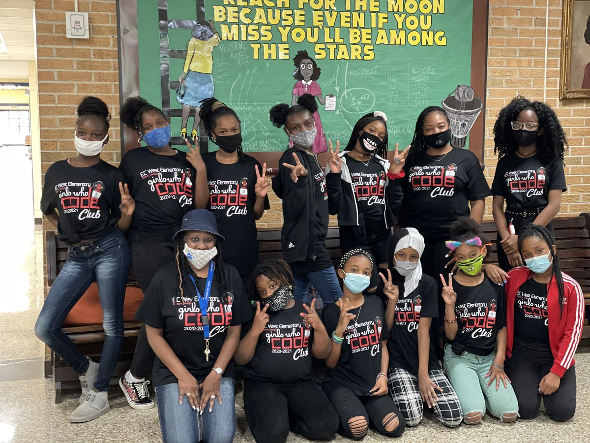 SmithTeaches2's tweet image. Twitter Family!!! Y’all watch out for our Girls Who Code!!! Love these girls ❤️🖤!! #TechLadies #TheyBringMeJoy😌 Mini @FCSVanguard members in the making 😂