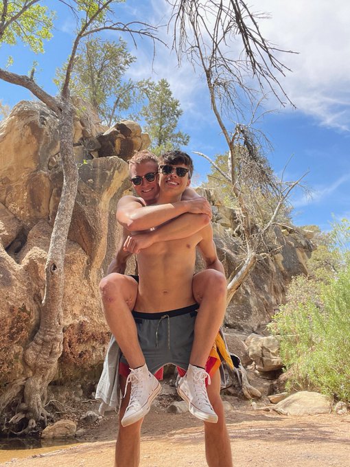 instagram vs twitter https://t.co/adLWY6c9uR<a href="/tag/newprofilepic"class="tags"><span>#newprofilepic</span></a>