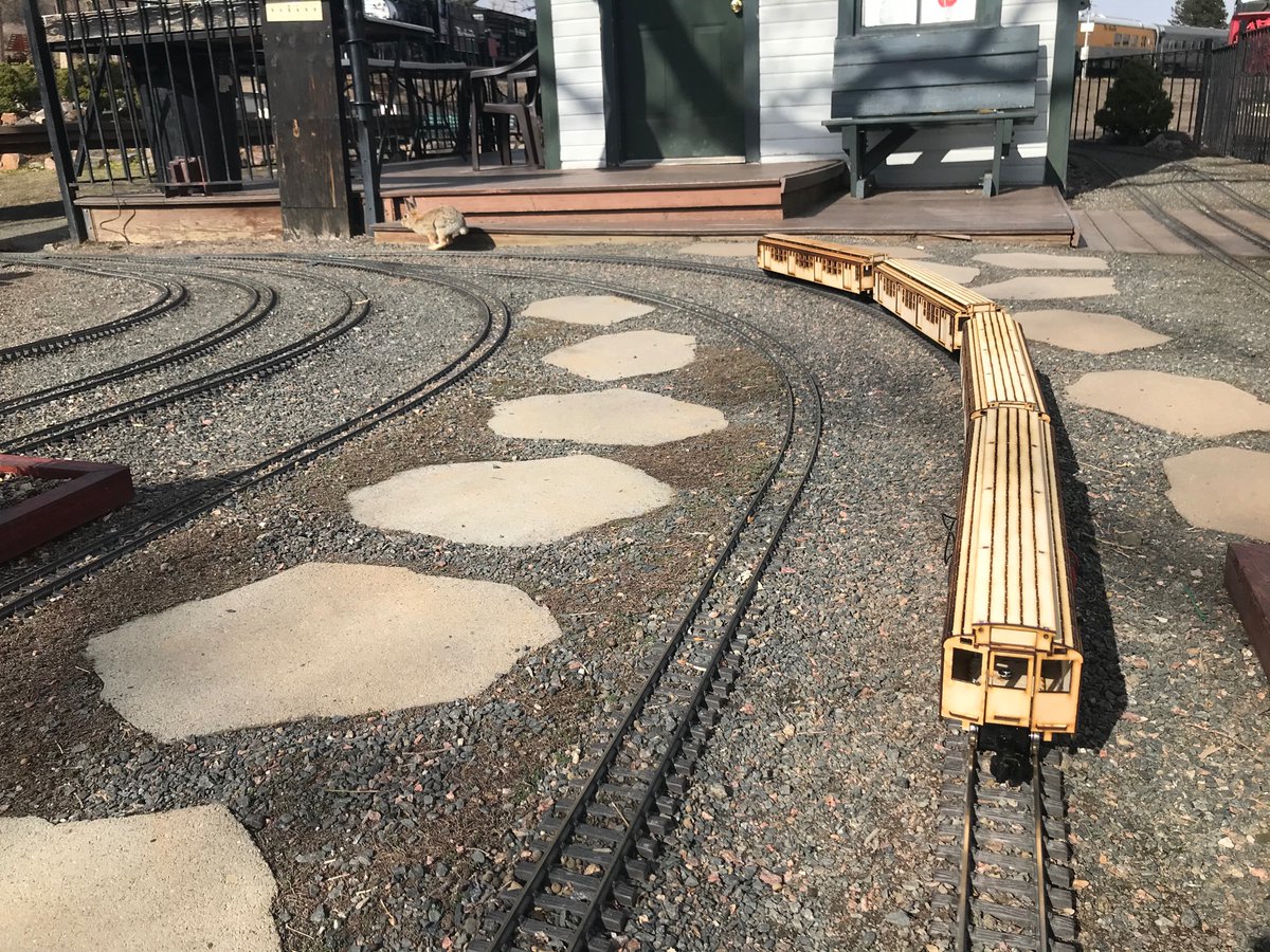 meowyplaney's tweet photo. ニューヨーク市営地下鉄R1系4両編成、とりあえず試運転できるレベルになりました。
#LSNcustomworks
#CAD鉄
#Gゲージ https://t.co/KGHrUO6Q25