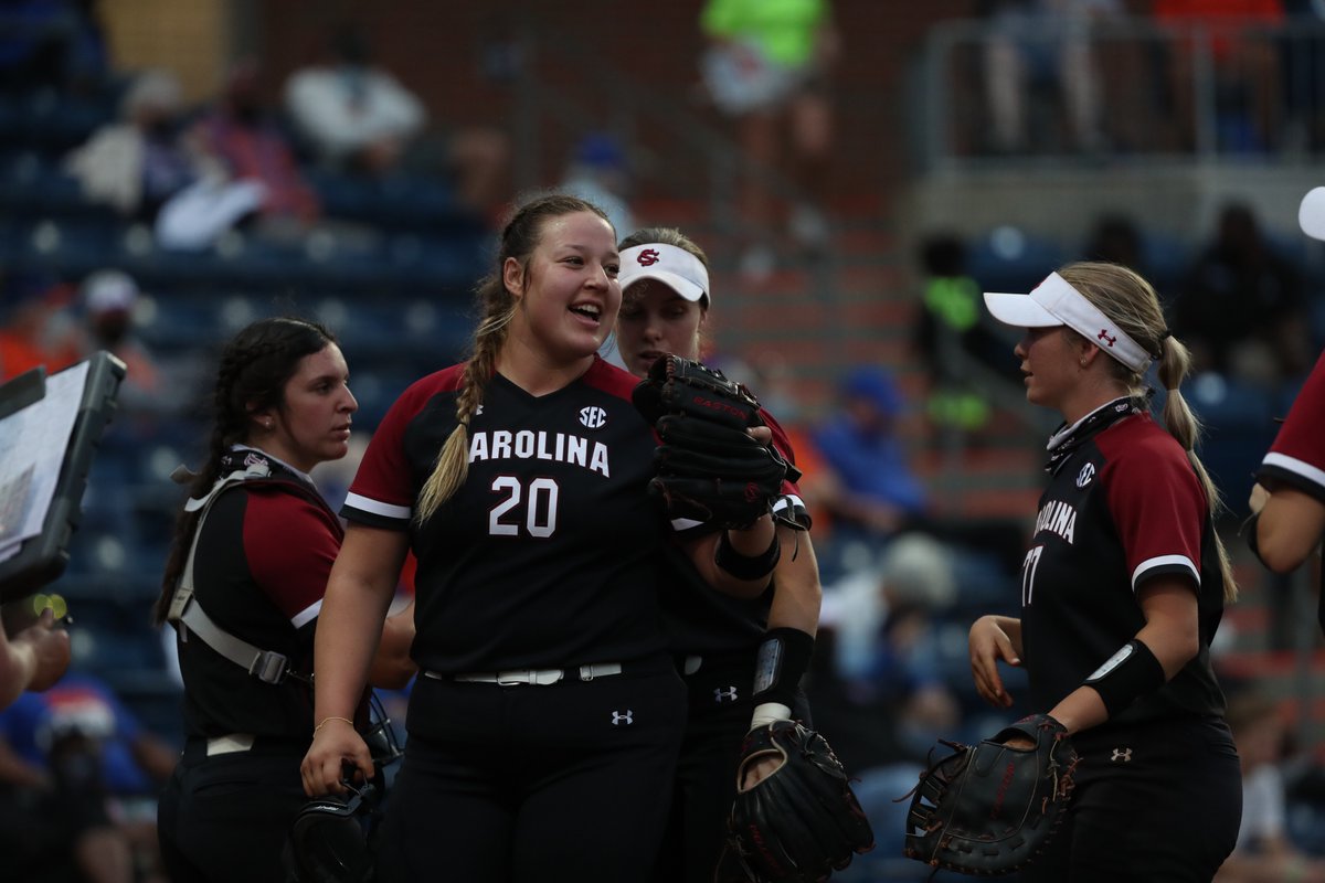DOWN GO THE GATORS! 🚨

South Carolina defeated No. 3 Florida 2-1 in the opening game of the weekend series in Gainesville on Friday.

#NCAASoftball x 📸 <a href="/GamecockSoftbll/">South Carolina Softball</a>