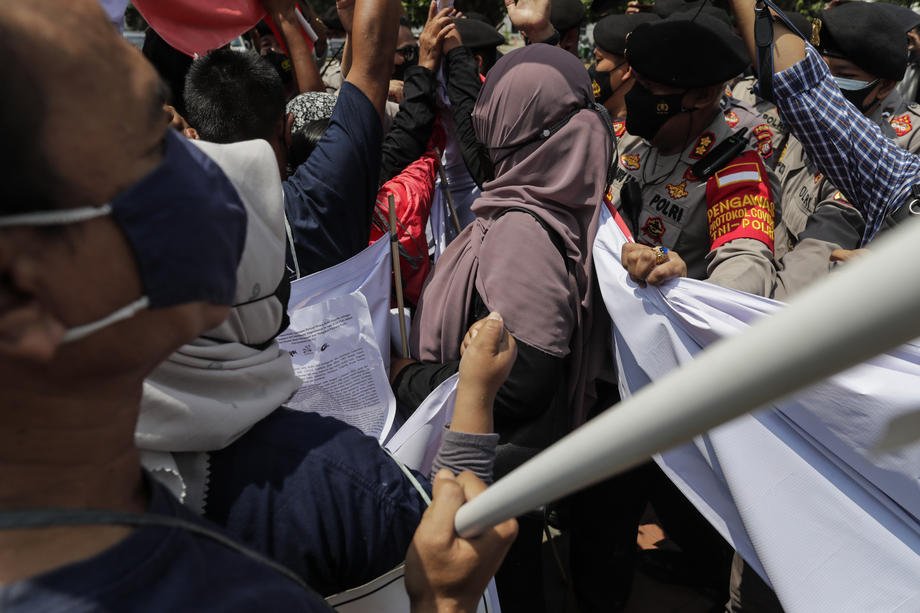 ASEAN UPDATE : Police officers disperse protesters during a rally against Myanmar's junta near the ASEAN office ahead of the #ASEAN leaders' meeting in Jakarta, Indonesia, 24 Apr 2021. 
#MurdererMinAungHlaing 
#WhatsHappeningInMyanmar