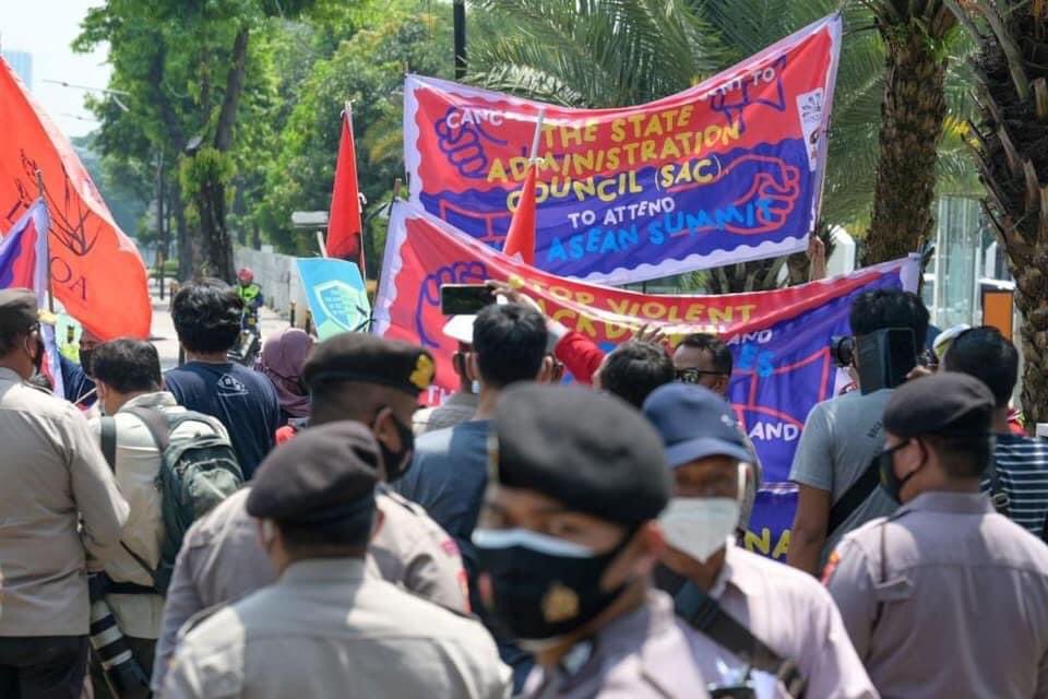 ismsp_mm's tweet photo. Today demonstration of Indonesian people stand together with Myanmar people . Thank you indonesia friends 💙 Source #bbcmyanmar #ASEAN_Respect_Our_Votes #MilkTeaAlliance https://t.co/xuxpKzckS8