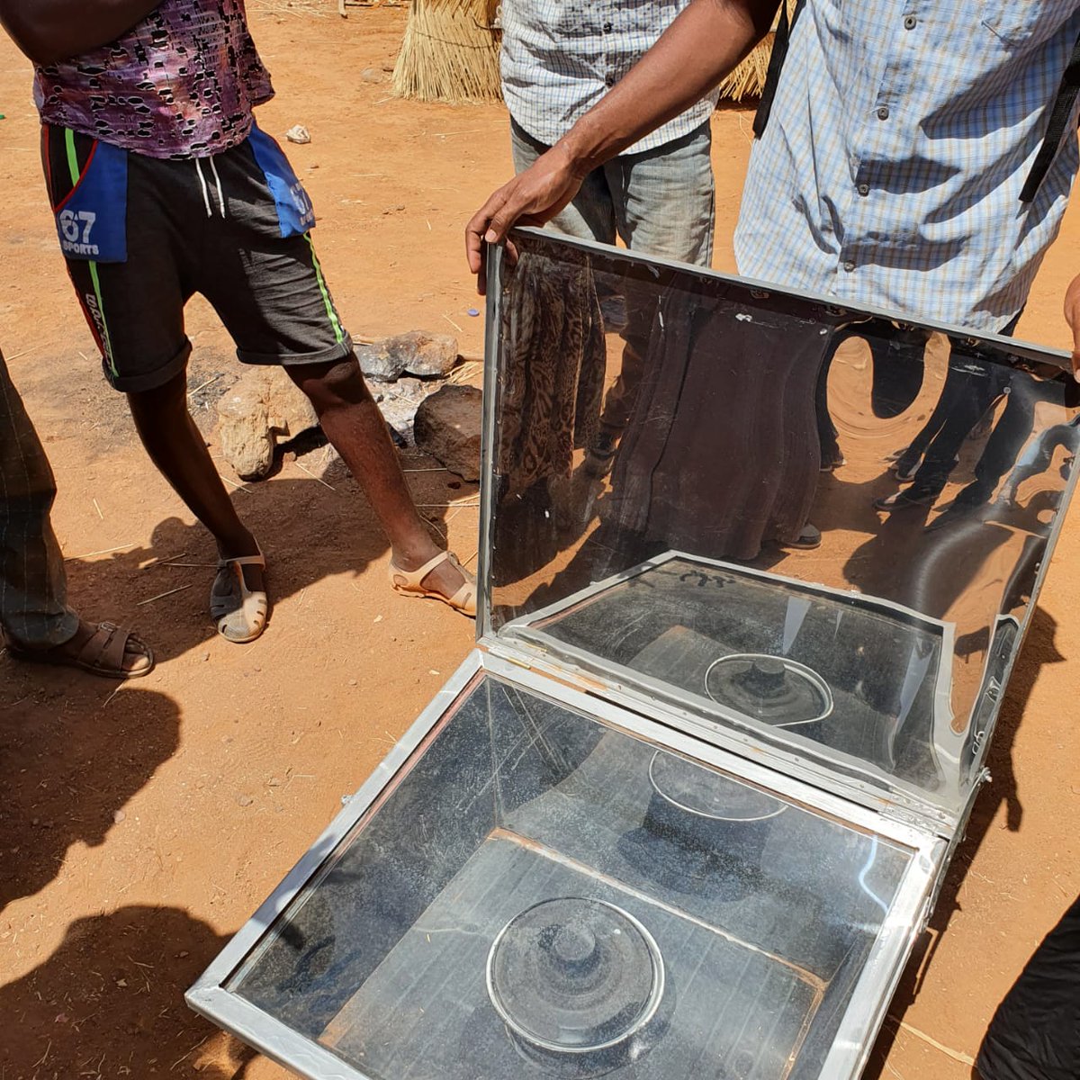 SedaKuzucu3's tweet photo. Starting from day 1️⃣ of emergency response, let's work together to provide clean #cookingenergy solutions, solar cookers present an opportunity to break away from overdependance on biomass.
@UNHCRinSudan @AxelBisschop @KMuzee @UNDP_Sudan https://t.co/groOcMUipd