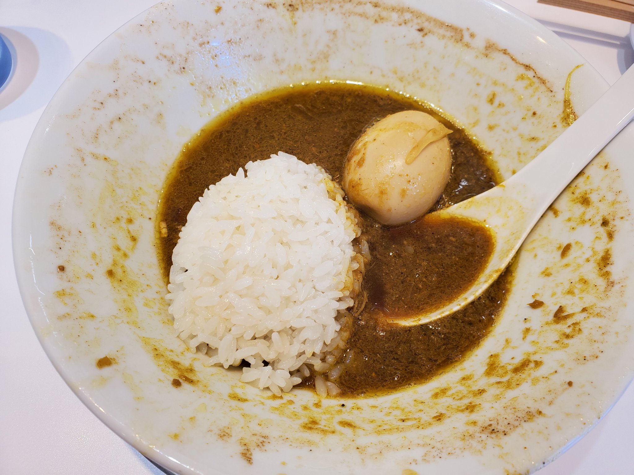 𝒔𝒉𝒊𝒏𝒐𝒃𝒊 2月より手術 入院の為休麺 上方レインボー 桃谷 加里ラーメン 叉焼トッピング 味玉アローカナ 先ずはカレーペーストを混ぜずスープをそのまま 食べ進めながら溶いていくとコクと円やかさをプラス 日本蕎麦を思わすような