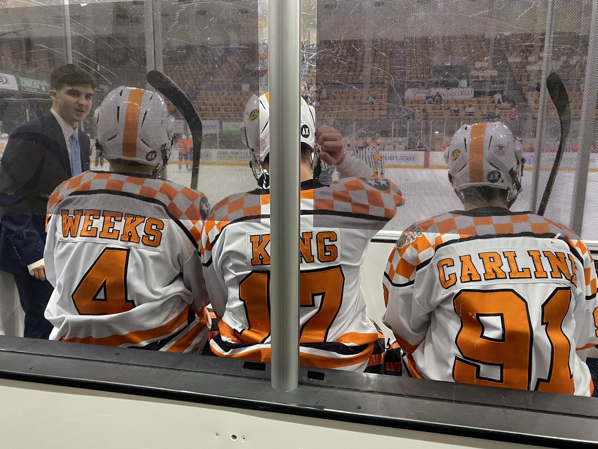 DanielleDiNenn1's tweet image. Just three best buds chilling in the box :) 

Huge advantage here for @AuburnHockey to get back into this game with 5:30 remaining. Score is 7-1 TN.

@IceVolsHockey @SECHChockey