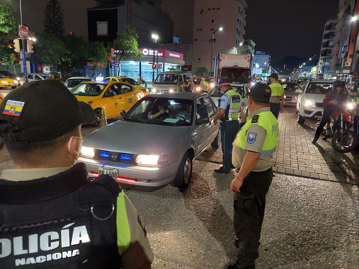 a_villon's tweet photo. Control #Guayaquil para hacer cumplir el toque de queda #COVIDー19. En Samanes retienen unidades. https://t.co/YGPfuT4B4x