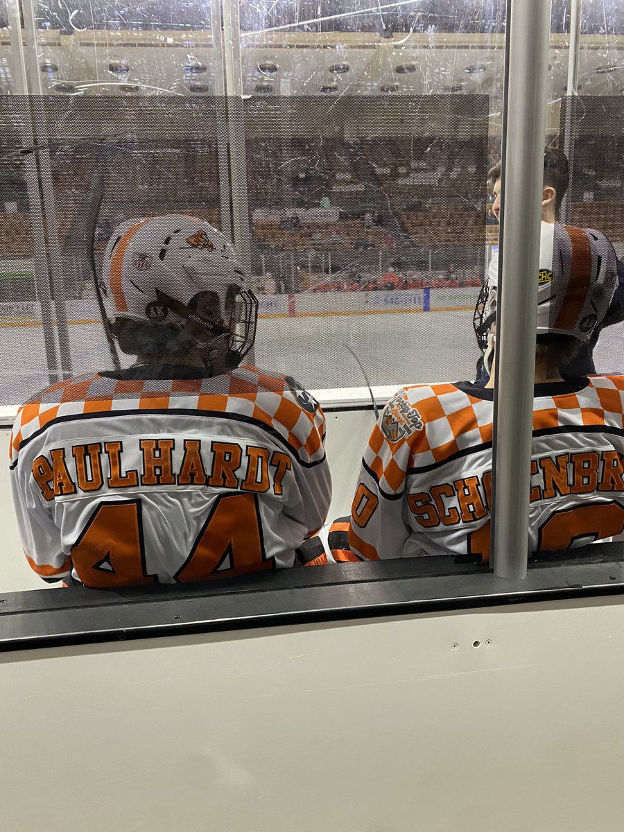 DanielleDiNenn1's tweet image. Andddd back to the box goes @IceVolsHockey. These calls have been....interesting...to say the least? 

@SECHChockey @PenaltyBoxRadio 

1:30 remaining.