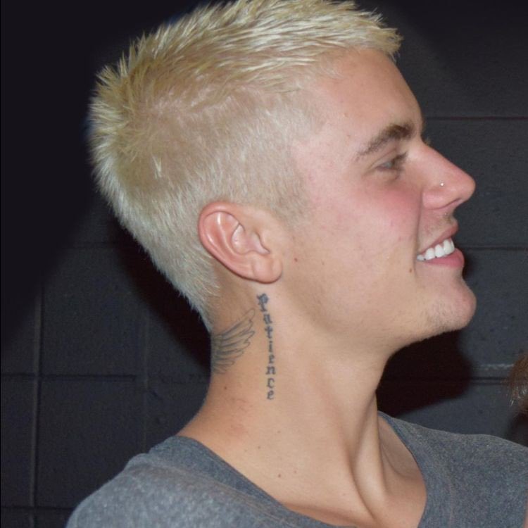 Justin Bieber fez um piercing na sobrancelha