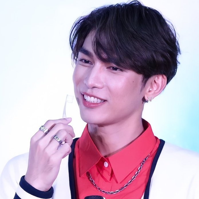 Good Mewning!He has a very lovely family but he was raised still with discipline.Ya'll better try to take good care of your teeth too. @MSuppasit  #MewSuppasit  #Mewlions  #มิวศุภศิษฏ์