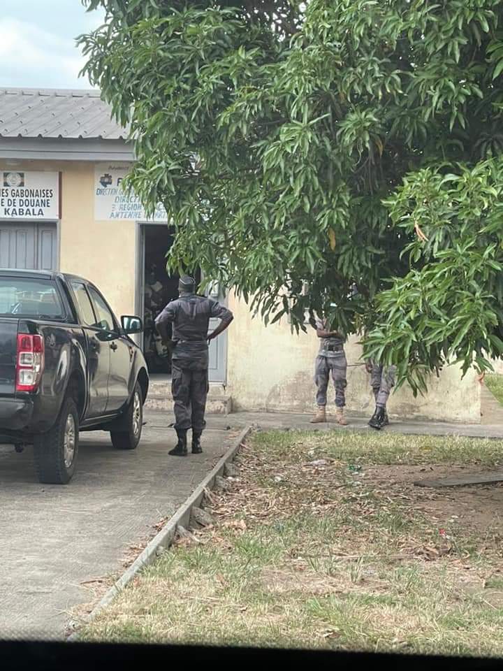 RegardG's tweet photo. @La_Libreville est un chiffon de media en ligne de la @PresidenceGA du #Gabon qui ne vérifie pas les informations qu'il publie, non Omar Denis n'était pas accompagné de 45 hommes armés INFOX! https://t.co/1uLg4wiZzz