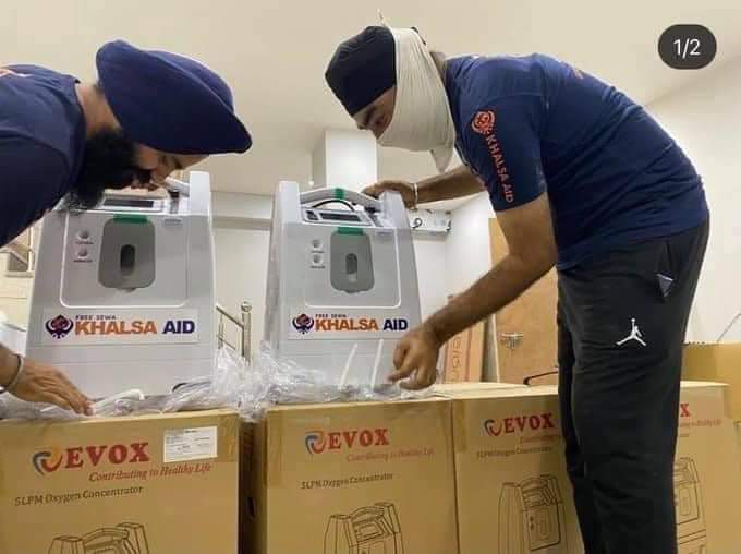 simbrar01's tweet photo. ਲਾਲਾ ਵੇਖ ਤੇ ਸਹੀ ਸਿੱਖਾਂ ਨੇ ਆਕਸੀਜਨ ਵਾਲੀਆਂ ਮਸ਼ੀਨਾਂ ਵੰਡਣ ਲਾ ਦਿੱਤੀਆਂ ਵੇਖ ਤੇ ਸਹੀ ਮੂੰਹ ਤੇ ਸਿੱਧਾ ਕਰ, ਕਹਿ ਮੀਡਿਏ ਆਪਣੇ ਨੂੰ ਕੇ ਕਰੇ ਸਵਾਲ ਹੁਣ ਕੇ ਕਿੱਥੋਂ ਪੈਸਾ ਆਉੰਦਾ ਆਕਸੀਜਨ ਵੰਡਣ ਲੀ ... 
#ਚੜ੍ਹਦੀਕਲਾ #ਦੇ #ਸੁਨੇਹੇ 🦅 https://t.co/AWvSZPffrC
