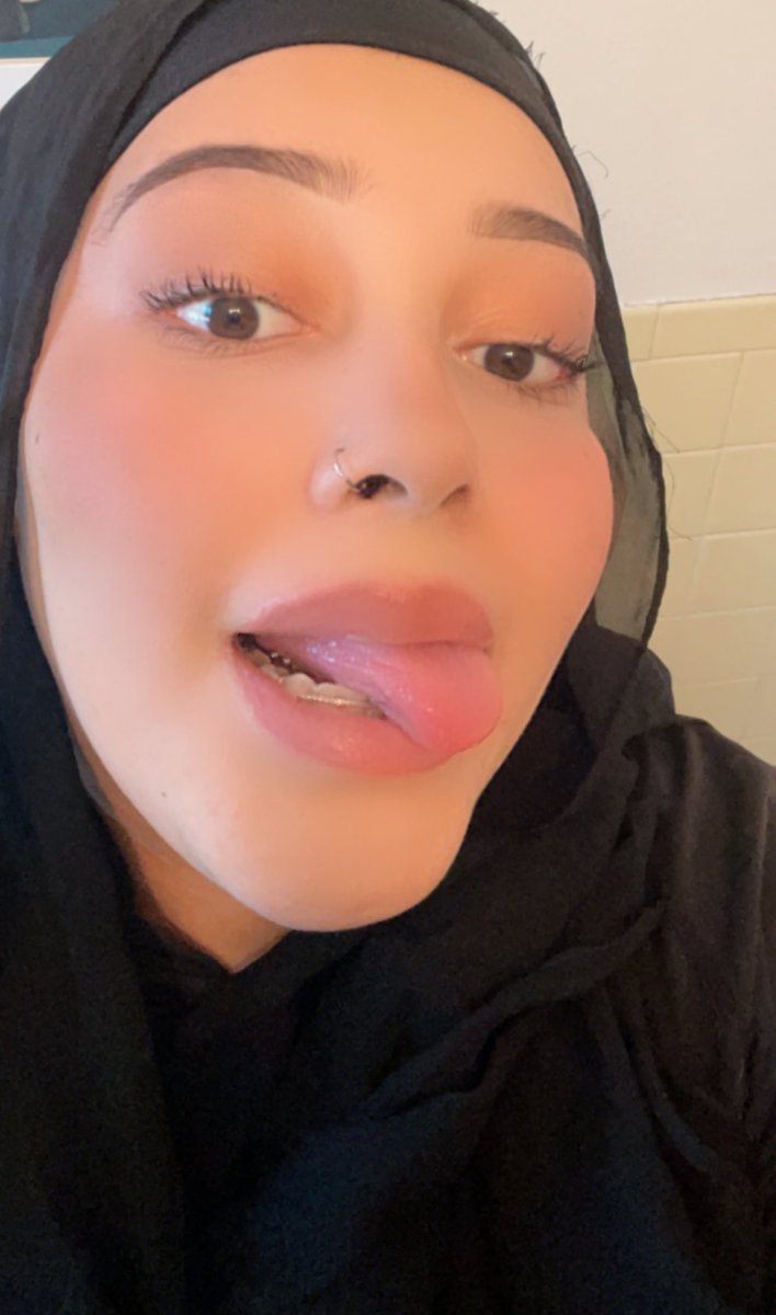 fairouzbaby's tweet photo. Sis called me ugly I said bitch where? https://t.co/nXRCt9JpOW