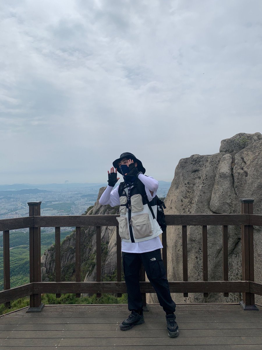 sehuncejas's tweet photo. a veces pienso que minseok en vdd es muy alto pero después veo fotos donde se ve muy tiny y se me pasa affahsk basta se ve precioso🥺 https://t.co/eCWysUWKxQ