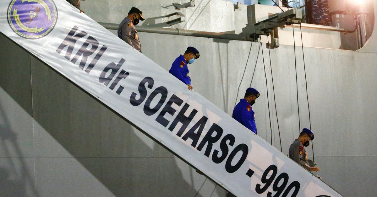 Hope fades for Indonesian missing submarine as U.S assists search reut.rs/3dIxWOO