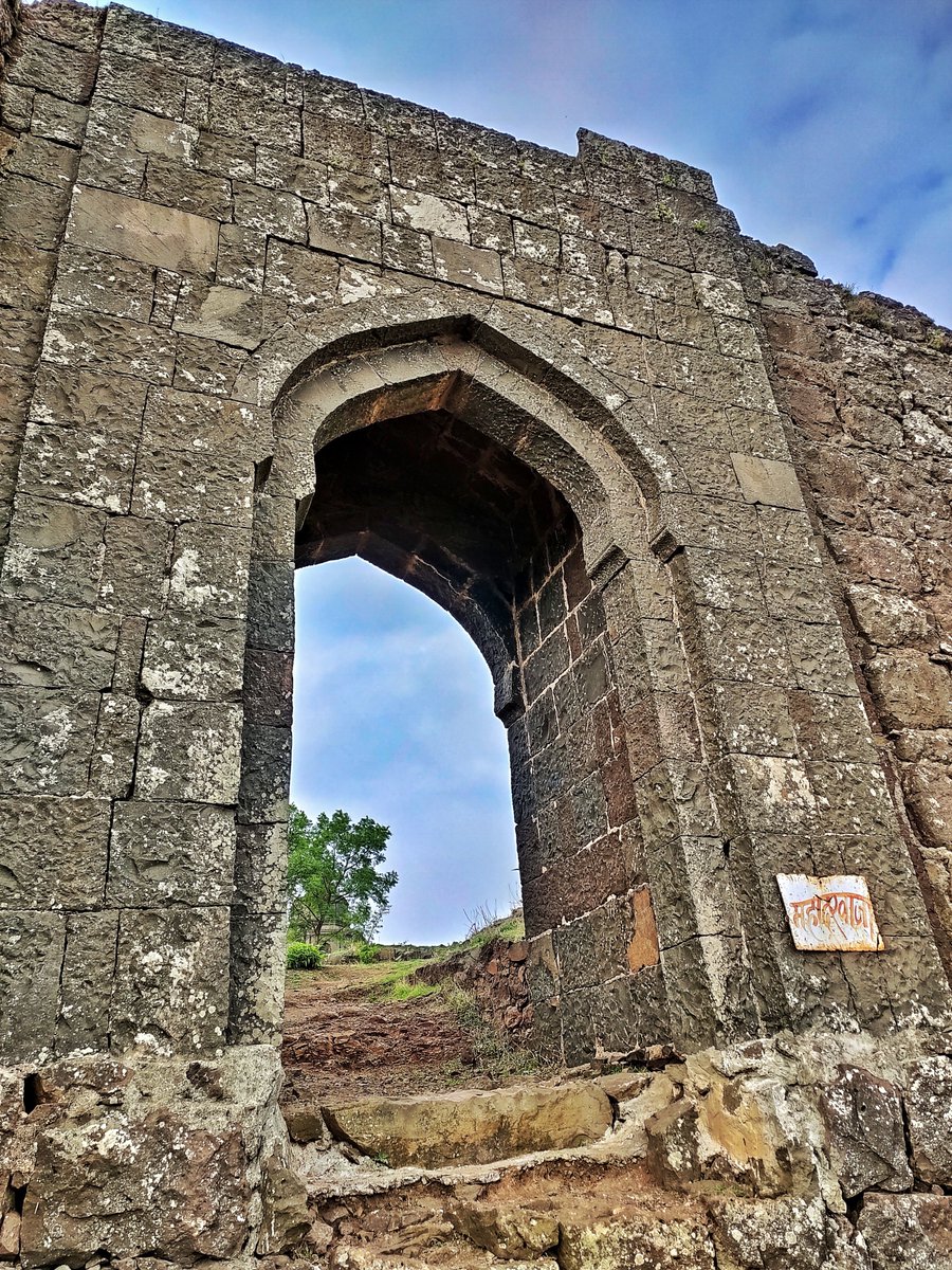 The iconic 'Sonori Gadh' or 'MalharGadh' was built during his tenure in the village of Sonori. The death of Sardar Panse shook the entire Maratheshahi. Today, the place where he resided is known as Sardar Panse Wada. (8/17)