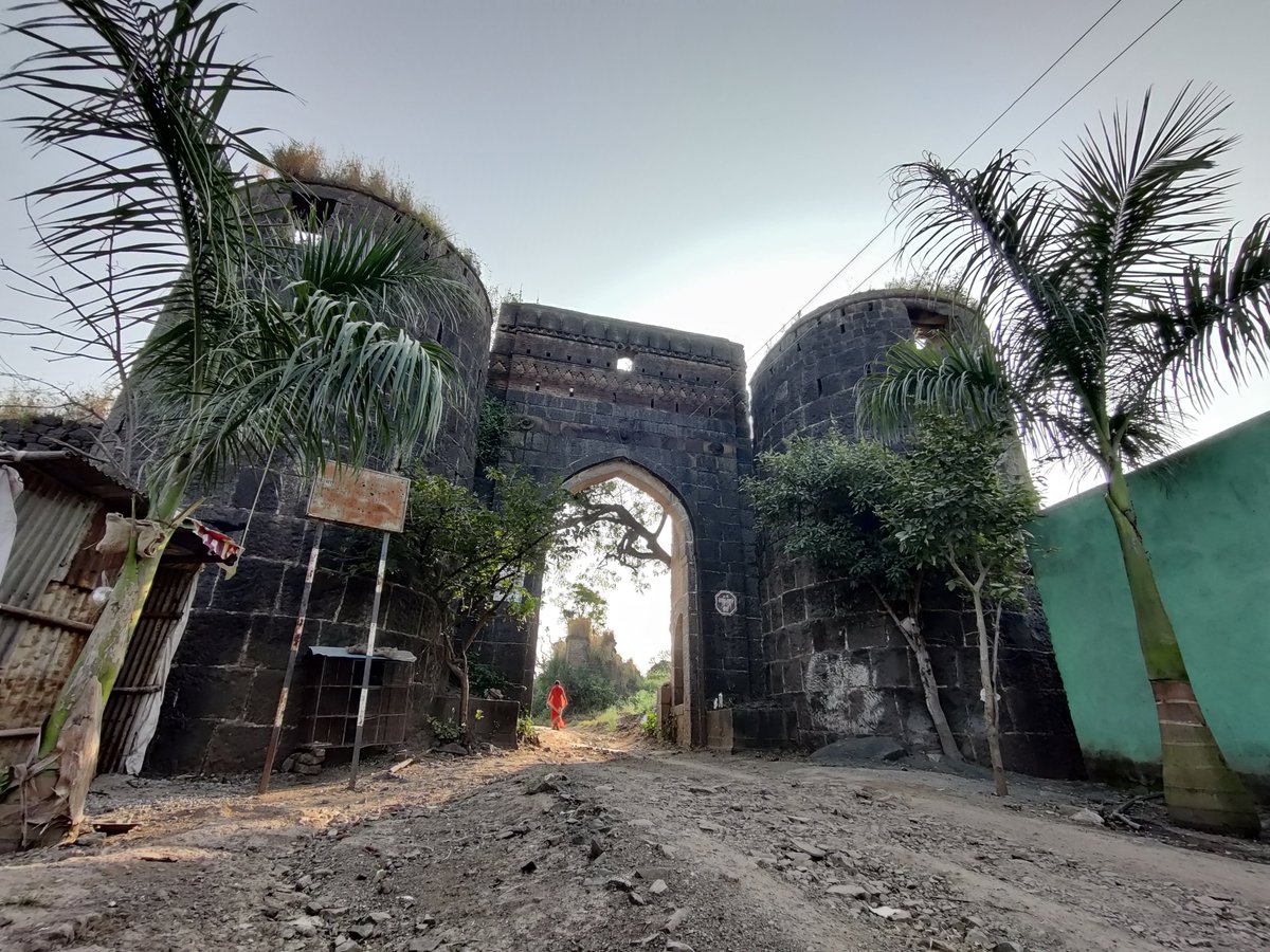 The iconic 'Sonori Gadh' or 'MalharGadh' was built during his tenure in the village of Sonori. The death of Sardar Panse shook the entire Maratheshahi. Today, the place where he resided is known as Sardar Panse Wada. (8/17)