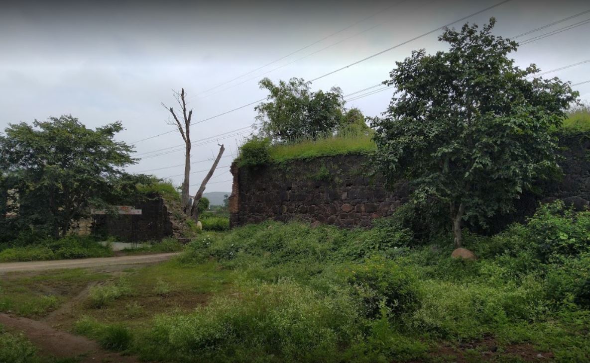 The walls of this Wada are falling as the days pass and it is in dire need of conservation. As you step out of the premises of this Haveli, you see the Samadhi of Bhimrao Panse. Even this Samadhi is lying in ruins. (15/17)