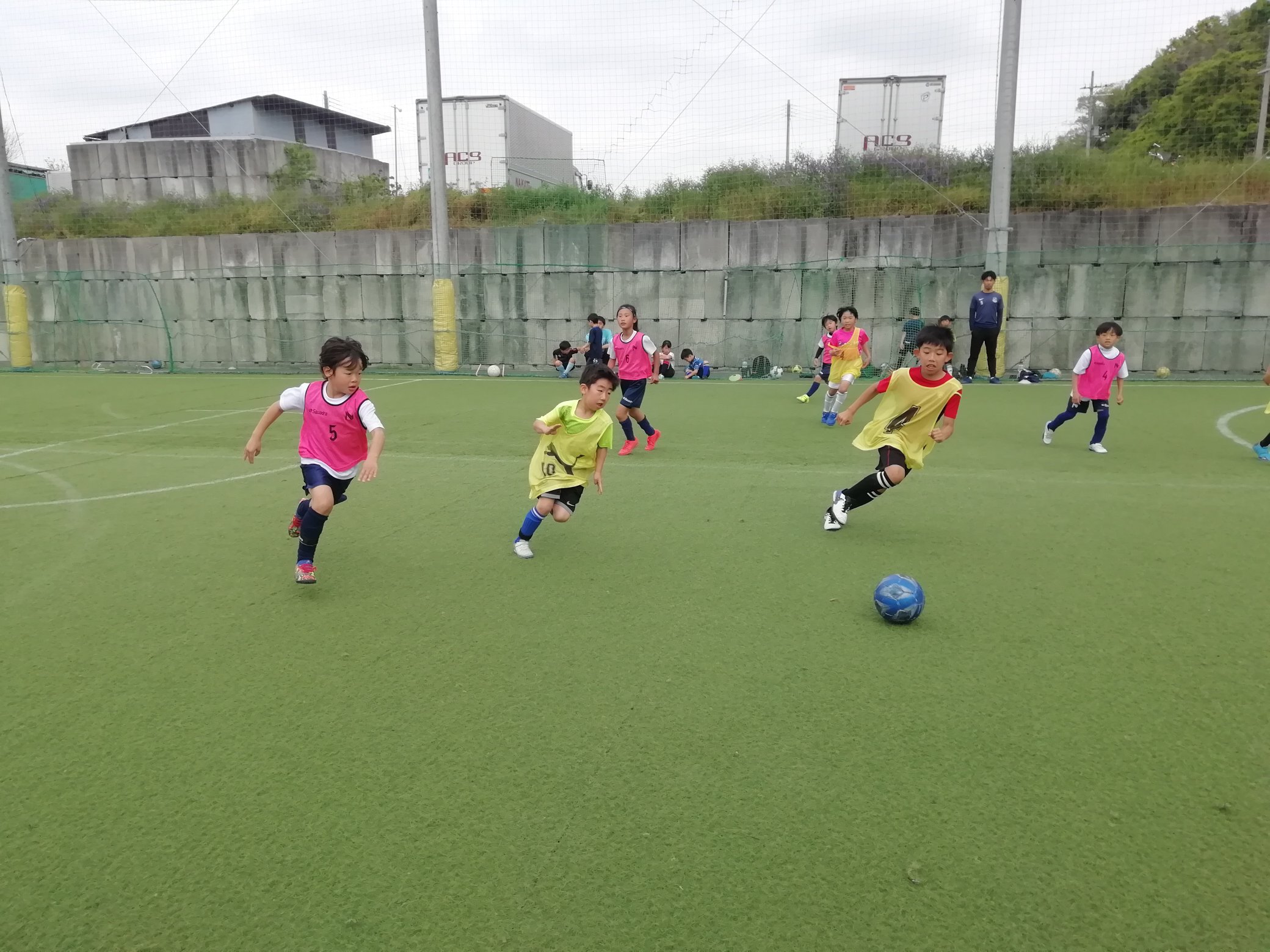 奈良クラブアカデミー Na Twitteru U9 Trm 羽曳野フットサルボランチ Vs Fcボランチ大阪 初めての試合となりました 練習での成果を発揮して堂々たるプレーを見せてくれました 応援していただいた皆さま 対戦していただいたfcボランチ大阪様ありがとうご