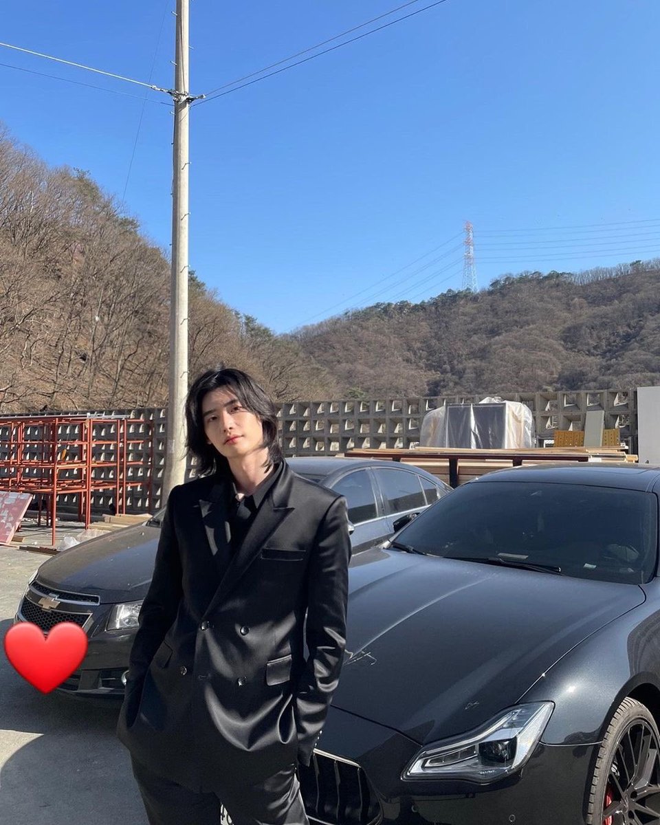 kdramawrId's tweet photo. lee jong suk in all black outfit + long hair 🥵🥵🥵 https://t.co/04bVGLGEDv