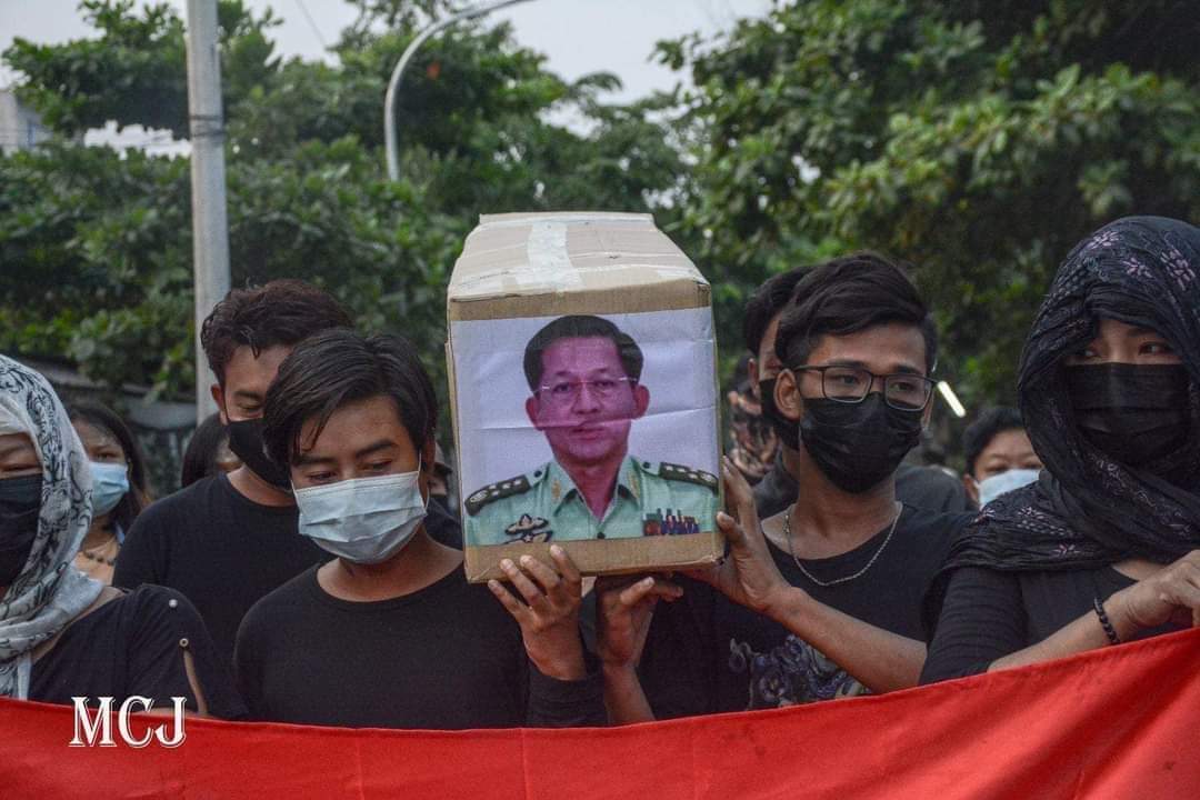 ZinmayLay24's tweet photo. A funeral strike for Min Aung Hlaing in Mandalay. #Apr24Coup #MurdererMinAungHlaing #WhatsHappeningInMyanmar https://t.co/LCsWyPZ5QJ https://t.co/0urKt1ekIu