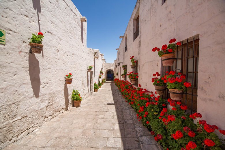 Today we're off to the Monastery of Santa Catalina de Siena in Arequipa, Peru. It was built in 1579 and from the 16th-18th centuries was a cloister for Dominican nuns. It still has a small religious community of nuns living there today, though it's also tourist attraction.