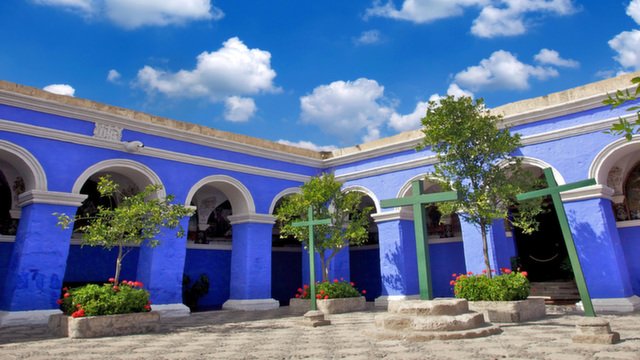 Today we're off to the Monastery of Santa Catalina de Siena in Arequipa, Peru. It was built in 1579 and from the 16th-18th centuries was a cloister for Dominican nuns. It still has a small religious community of nuns living there today, though it's also tourist attraction.