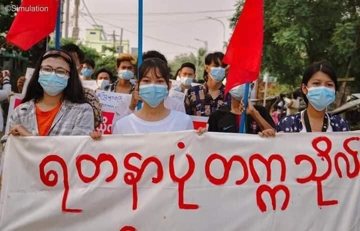 MizzimaNews's tweet photo. ဧပြီလ ၂၄ ရက်နေ့ မန္တလေးမြို့ကစစ်အာဏာရှင်ဆန့်ကျင်ရေး လှုပ်ရှားမှုမြင်ကွင်းတွေပါ။  သပိတ်စစ်ကြောင်းကို ရတနာပုံ တက္ကသိုလ်ကျောင်းသားတွေက ဦးဆောင်ချီတက်ခဲ့တယ်လို့သိရပါတယ်။ ပေးပို့သူ - CJ https://t.co/9yf2jQmjzy