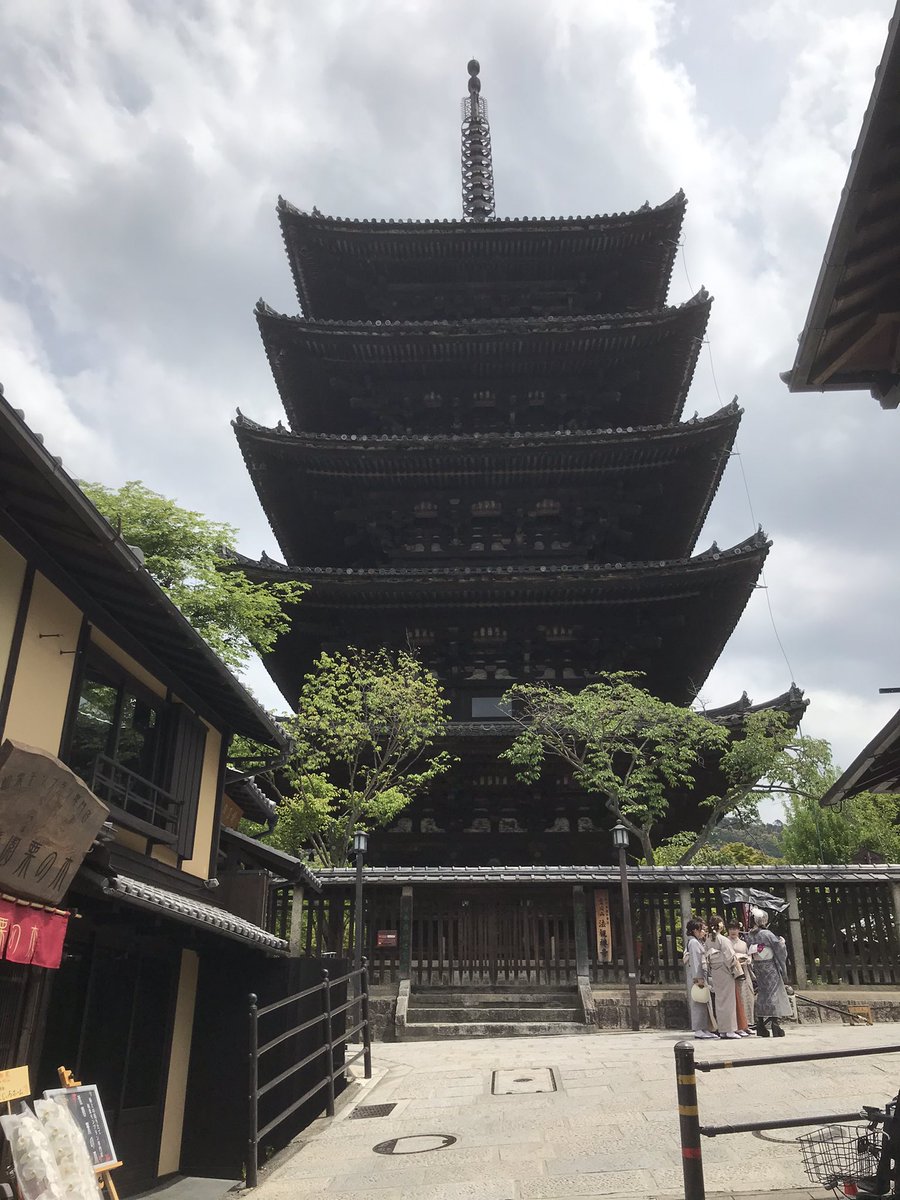 タハーネメズ 安井金比羅宮です 縁切り神社で有名ですね このお札の山は全て縁を切りたい願いを書いて貼り付けてあります 今度関西行く際は介護者を紹介しますね