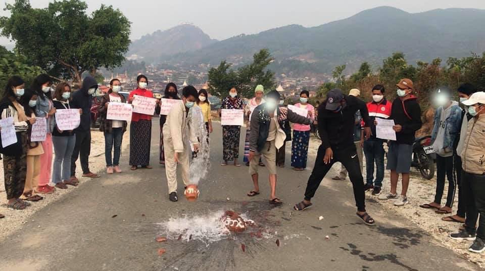 zaw_athens's tweet photo. As a performance funeral of junta leader Min Aung Hlaing,people staged pot-breaking strikes in Myanmar on Saturday as he attends ASEAN summit in Jakarta. Pot-breaking is Myanmar’s tradition to hold before dead body is sent to cemetery to separate the deceased from his/her family. https://t.co/PJNX2QW8mv