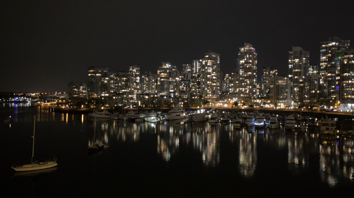 RyanVoutilainen's tweet photo. They say there are two things in life that are certain.. in #Vancouver there’s a third: #rain. After a very lengthy dry spell, more typical #spring weather has returned.
#ShareYourWeather #YVRwx #FalseCreek #Yaletown #WetCoast #Petrichor #IsolationWalk #BeautifulBC https://t.co/NjzEjf7yNI