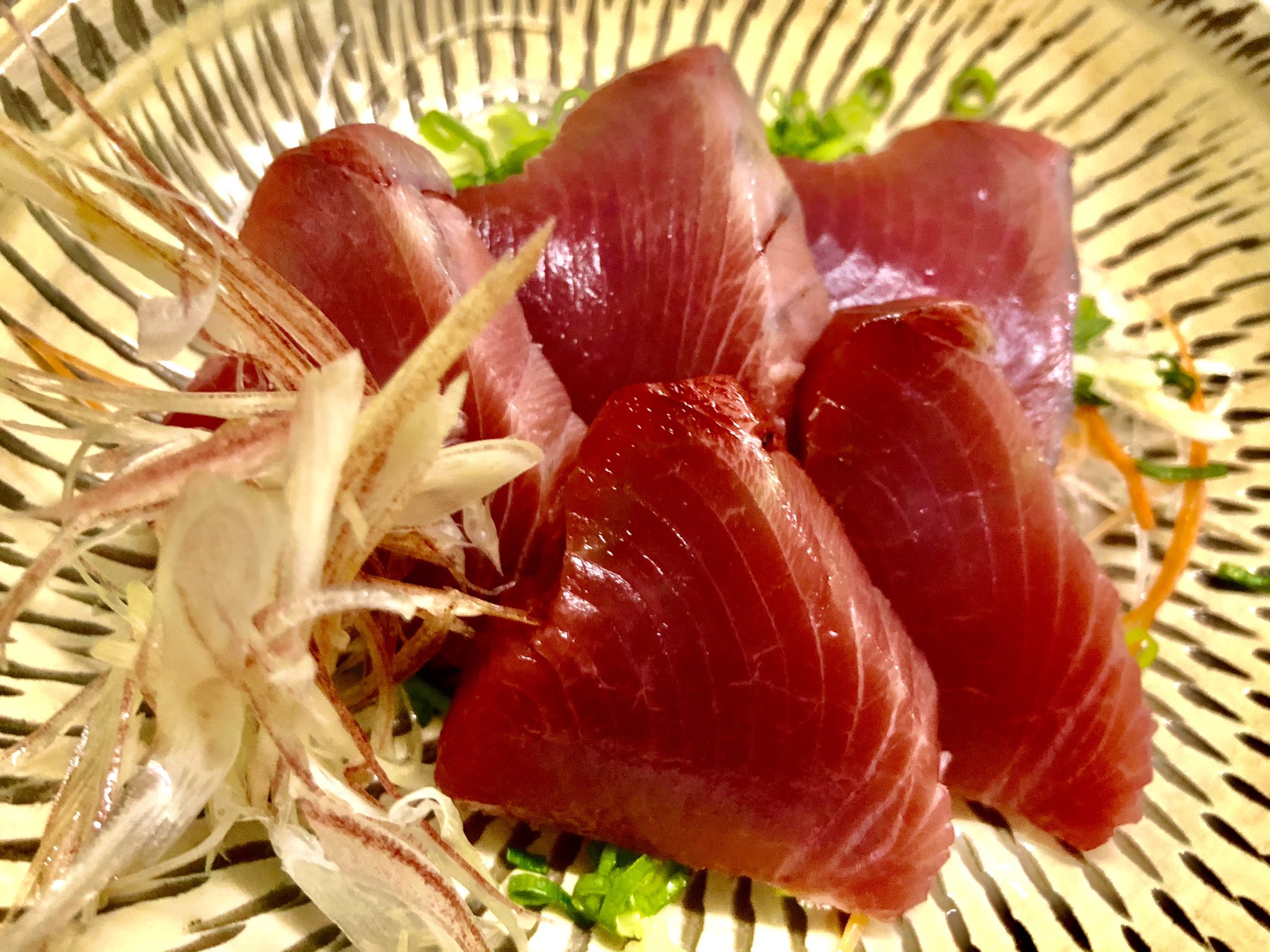 初音 カツオのお刺身です 生姜でもニンニクでもお好みでお召し上がり頂けます T Co 7ruhsocwal Twitter