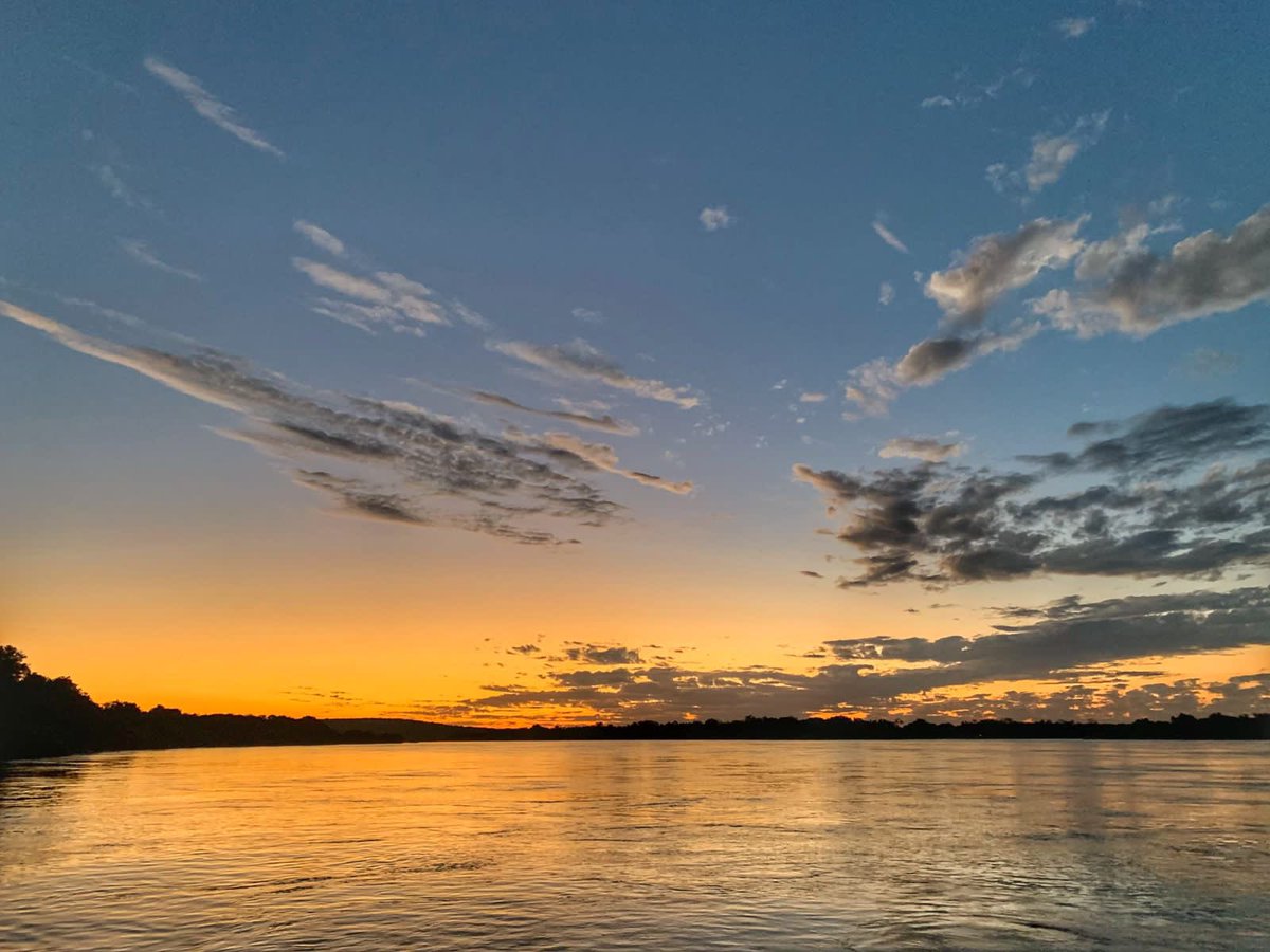 Beauty is in the sky of the beholder 🌟🍃🌝 Sunrise, sunset, sky and river in a beautiful duet... 

#love #joy #theroyalchunduexperience #zambezilife #zambia <a href="/RelaisChateaux/">Relais & Châteaux</a>