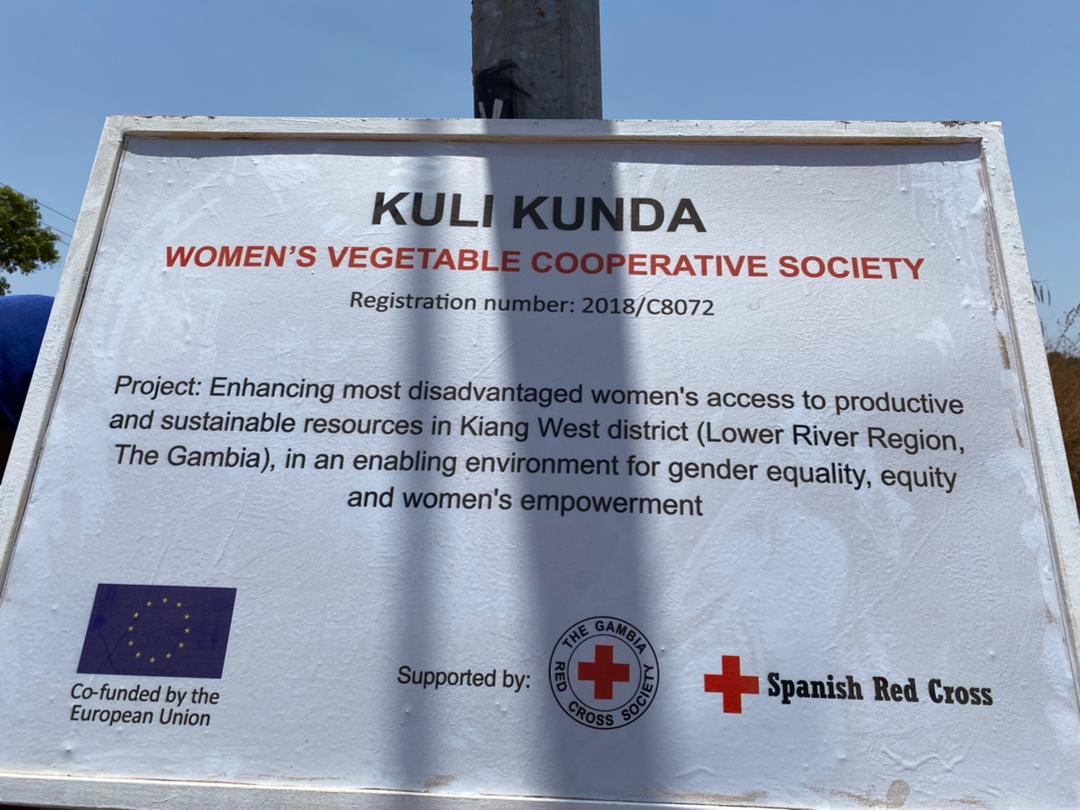 GambiaRedCross's tweet photo. The project staff looked into the water articulation system, fencing and also erected signboards for visibility and easy location of the gardens within Kiang West.

👏 to all the women Cooperative groups in Jattaba, Jiffarong, Kuli kunda, Jali &amp; Jula kunda

Thanks @EUinTheGambia https://t.co/fDOrPXCEK0
