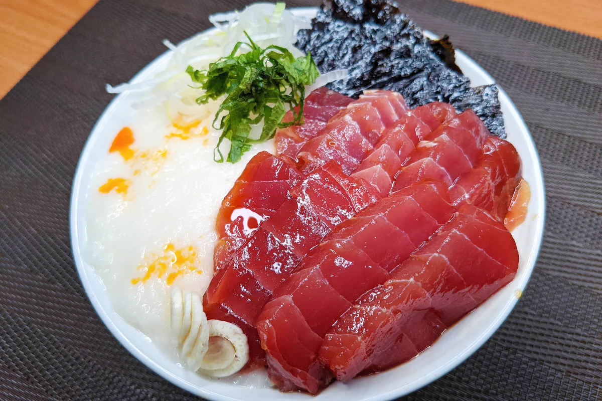 【マグロ山かけにんにく漬け丼】めんつゆとニンニクのタレが美味しすぎる。